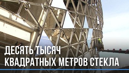 К установке стеклопакетов приступили рабочие на новой ледовой арене