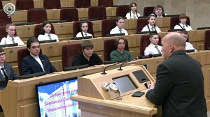 Новосибирским школьникам показали работу областного парламента