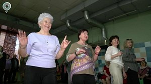 Урок восточных танцев собрал тридцать участников серебряного возраста