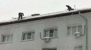В Новосибирске завершают очистку крыш от снега и наледи