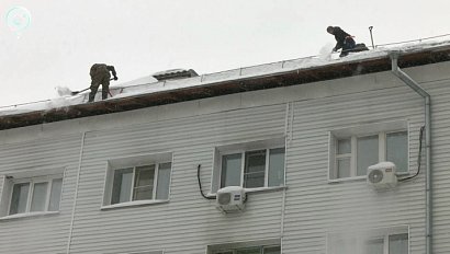 В Новосибирске завершают очистку крыш от снега и наледи