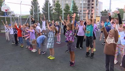 Спортивный праздник в Кировском районе Новосибирска собрал жителей на зарядку и викторину