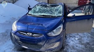 Снежная лавина с крыши уничтожила машину в Новосибирске