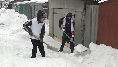 Новосибирские волонтёры освободили пенсионера из снежного плена