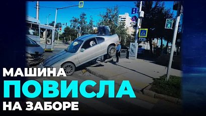 Иномарка повисла на ограждении в Новосибирске