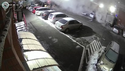 Автомобиль провалился в яму с горячей водой в Новосибирске