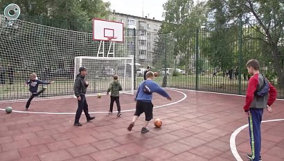 Универсальная спортивная площадка появилась в Ленинском районе Новосибирска
