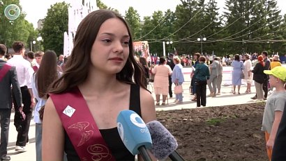 Выпускной бал в Краснообске собрал лучших учеников района