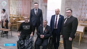 Участнику СВО вручили медаль Жукова за взятие Нью-Йорка