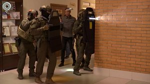 Спецназ провёл учения в новосибирской школе