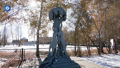 В селе Ленинское прошло открытие скульптуры, посвященной семейным ценностям.