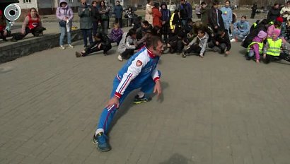 Именитые спортсмены провели зарядку для жителей Новосибирска