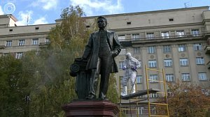 В Новосибирске отмыли памятник архитектору Крячкову