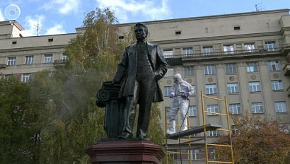 В Новосибирске отмыли памятник архитектору Крячкову