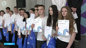 В Бердске представители компании "Россети" поздравили выпускников проекта "Энергокружки"
