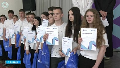 В Бердске представители компании "Россети" поздравили выпускников проекта "Энергокружки"
