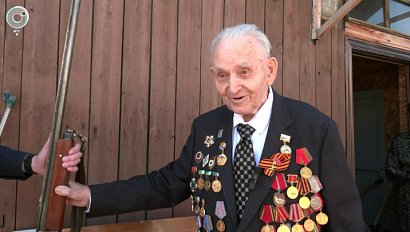 Ветеран Великой Отечественной войны передал ружья бойцам в зону СВО