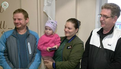 Инвалидам по слуху в Бердске помогают голосовать переводчики жестового языка