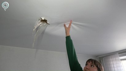 Жители многоквартирного дома в Новосибирске страдают от потопов в квартирах после дождей