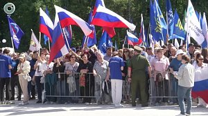 Огромный триколор и пожелания бойцам: как в Новосибирске отметили День Государственного флага России