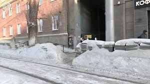 Жители дома на улице Мичурина столкнулись с проблемой выезда из двора