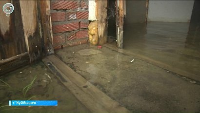 Вода в подвалах: жители Куйбышева страдают от постоянной сырости