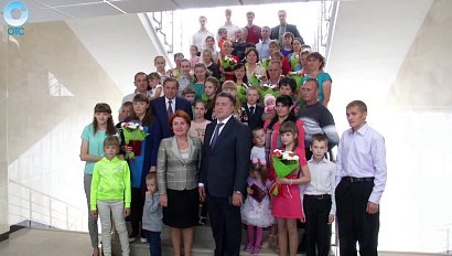 15 многодетных мам Новосибирска и области получили знаки отличия "За материнскую доблесть"