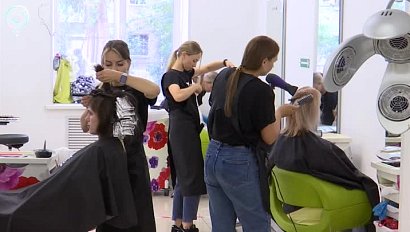 Жителей Новосибирска учат парикмахерскому искусству