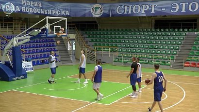 Баскетбольный "Новосибирск" сменил тренера и серьёзно обновил состав