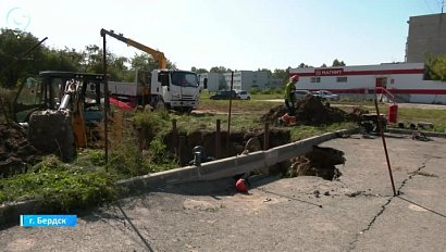В Бердске экстренно меняют провалившийся коллектор