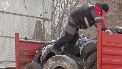 Коммунальщики очищают город от негабаритного мусора. Кто отвечает за вывоз старых покрышек?