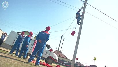 Работы под напряжением выполняют новосибирские энергетики