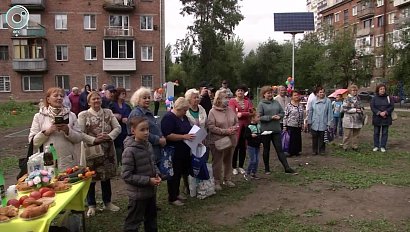 Новую детскую площадку открыли в Ленинском районе Новосибирска