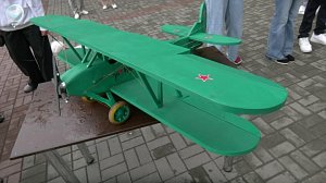 Парк в Новосибирске превратился в аэродром для конкурса моделей самолётов