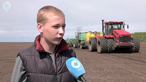 Будущие трактористы осваивают профессию прямо в поле