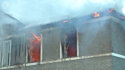 Заброшенный барак загорелся в 4-ом переулке Римского-Корсакова в Новосибирске