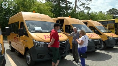 Школы Новосибирской области получили новые автобусы для безопасной перевозки детей