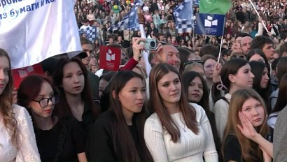 Первокурсники на Михайловской набережной: торжественное посвящение в студенты