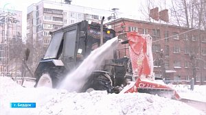 Техника в Бердске убирает снежные накаты с дорог