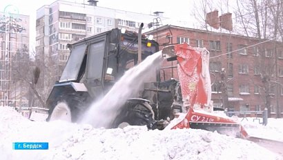Техника в Бердске убирает снежные накаты с дорог
