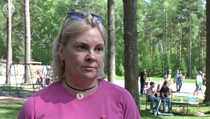 Жители Калининского района обменяли отходы на сладости и очистили парк