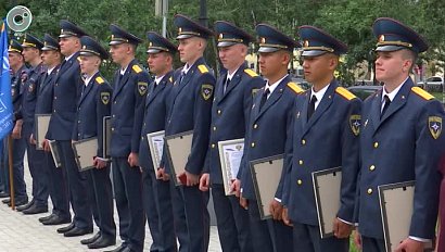 Выпускникам Сибирской пожарно-спасательной академии вручили удостоверения спасателей