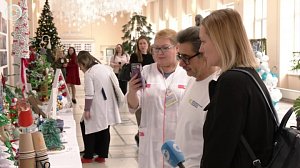 В Новосибирской областной больнице выбрали самую креативную ёлку и талантливую сотрудницу