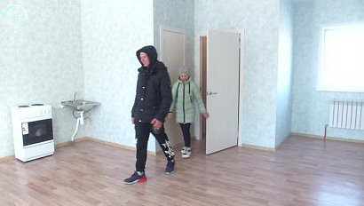 Ключи от новых квартир вручили сиротам в Ордынском районе