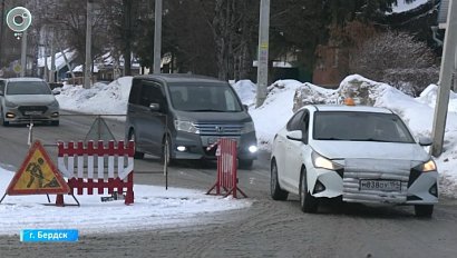 В Бердске изменили маршруты общественного транспорта из-за провала на дороге