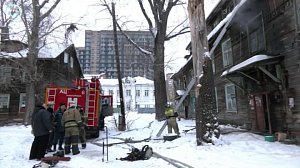 Пожар охватил трехэтажный барак в Ленинском районе Новосибирска