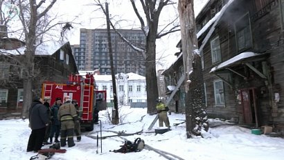 Пожар охватил трехэтажный барак в Ленинском районе Новосибирска