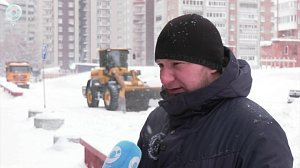 В Новосибирске в усиленном режиме чистят дворы, крыши и вывозят снег. Как справляются?
