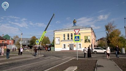 Купол и крест украсили храм в Новосибирске