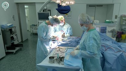 Новосибирские нейрохирурги удалили кисту мозга через разрез над бровью